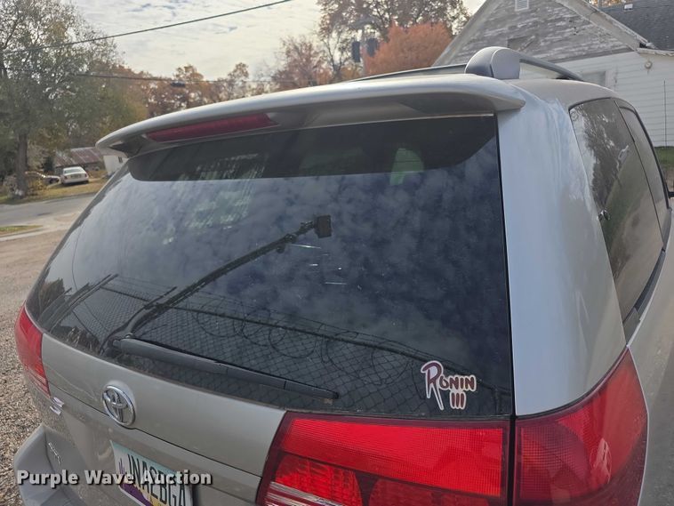 image for item FI0639 2004 Toyota Sienna LE van