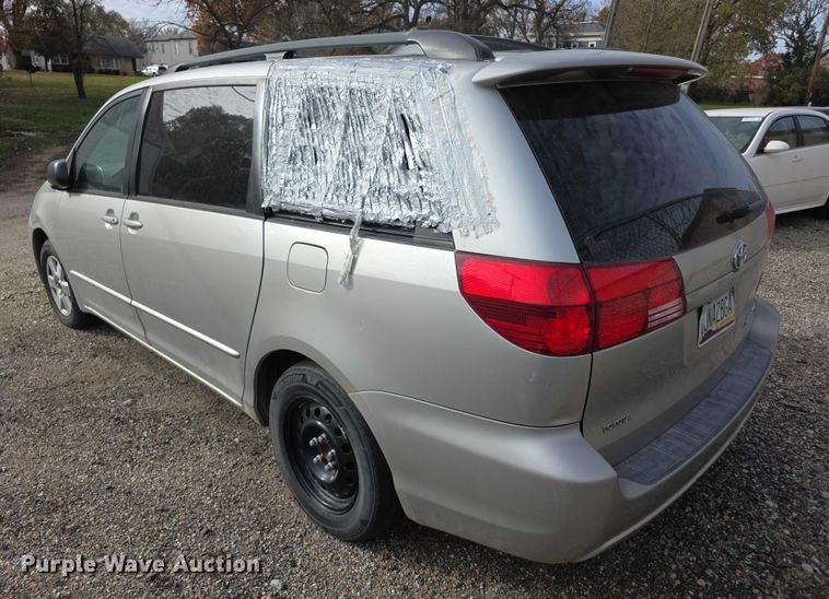 image for item FI0639 2004 Toyota Sienna LE van
