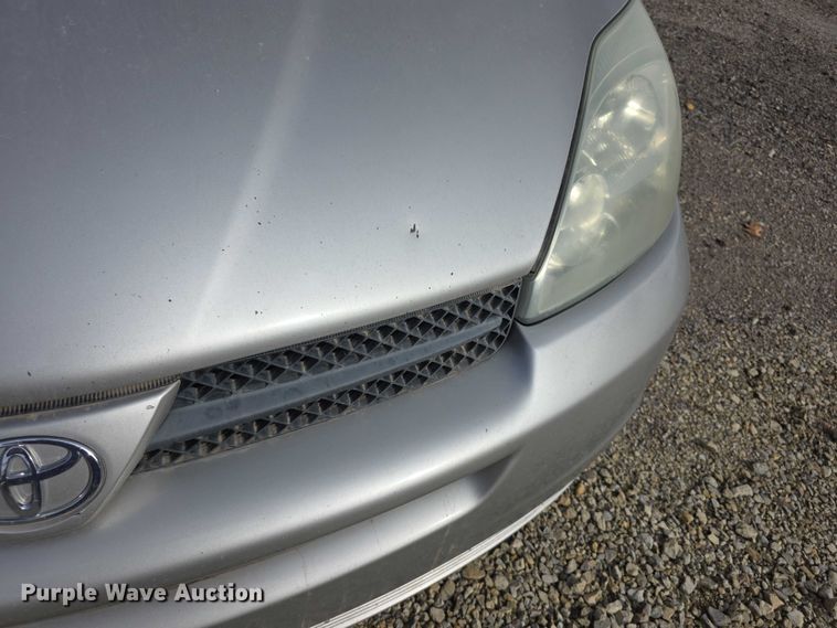 image for item FI0639 2004 Toyota Sienna LE van