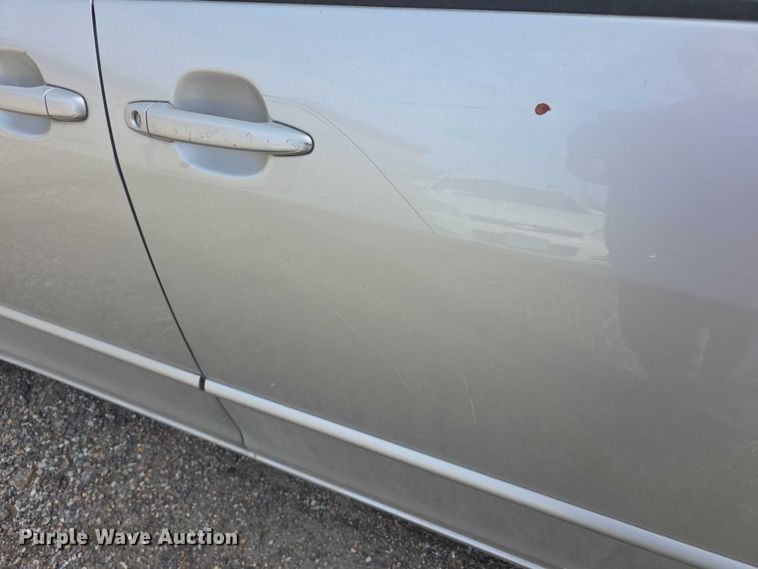 image for item FI0639 2004 Toyota Sienna LE van