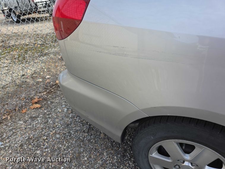 image for item FI0639 2004 Toyota Sienna LE van