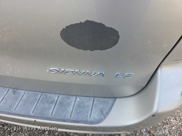 image for item FI0639 2004 Toyota Sienna LE van