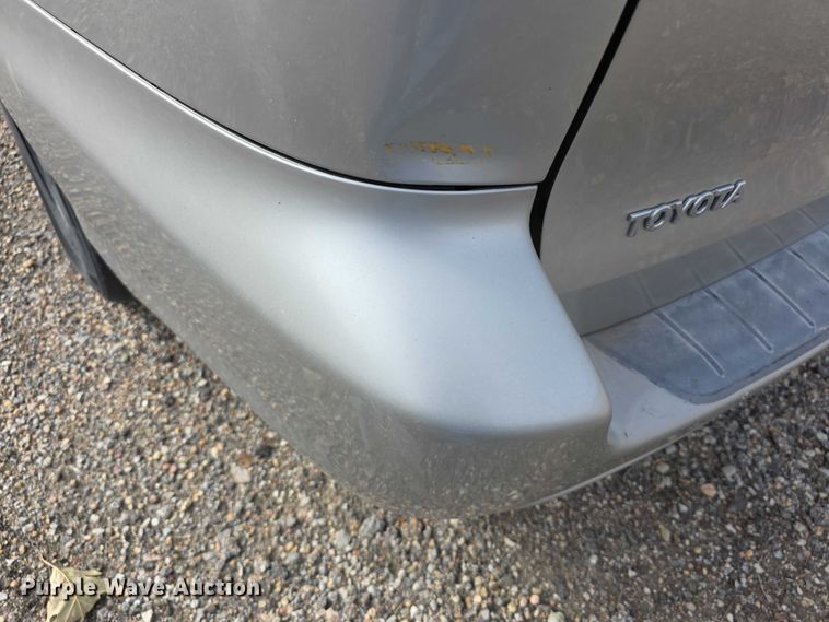 image for item FI0639 2004 Toyota Sienna LE van