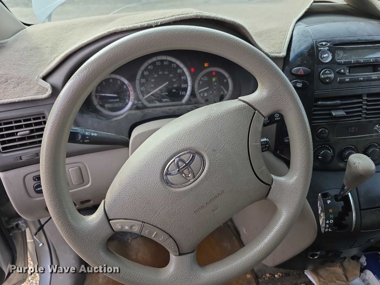 image for item FI0639 2004 Toyota Sienna LE van