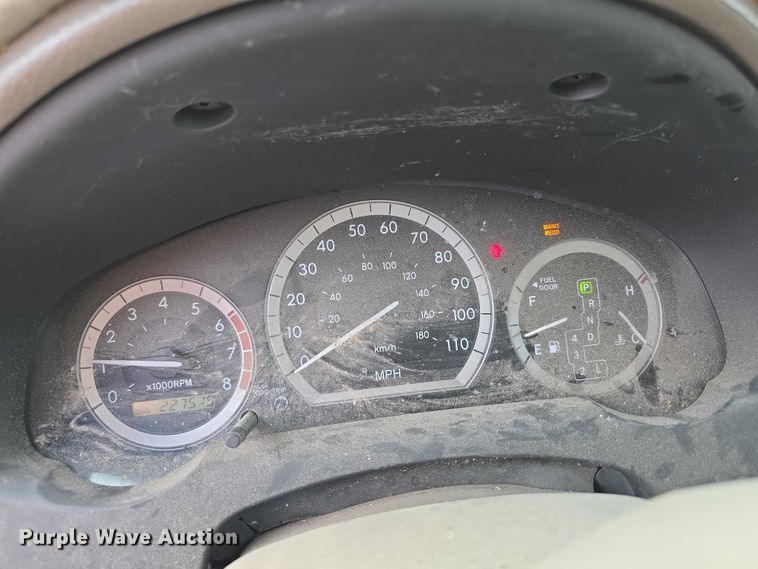 image for item FI0639 2004 Toyota Sienna LE van