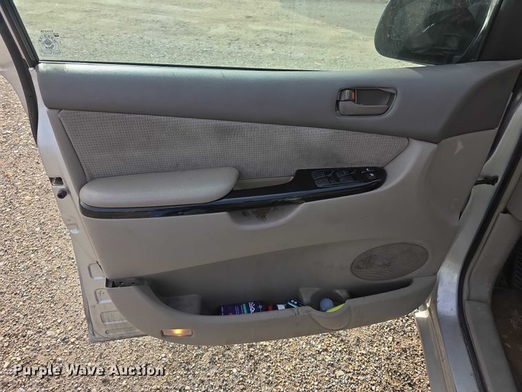 image for item FI0639 2004 Toyota Sienna LE van
