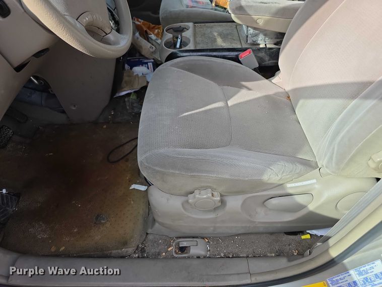 image for item FI0639 2004 Toyota Sienna LE van