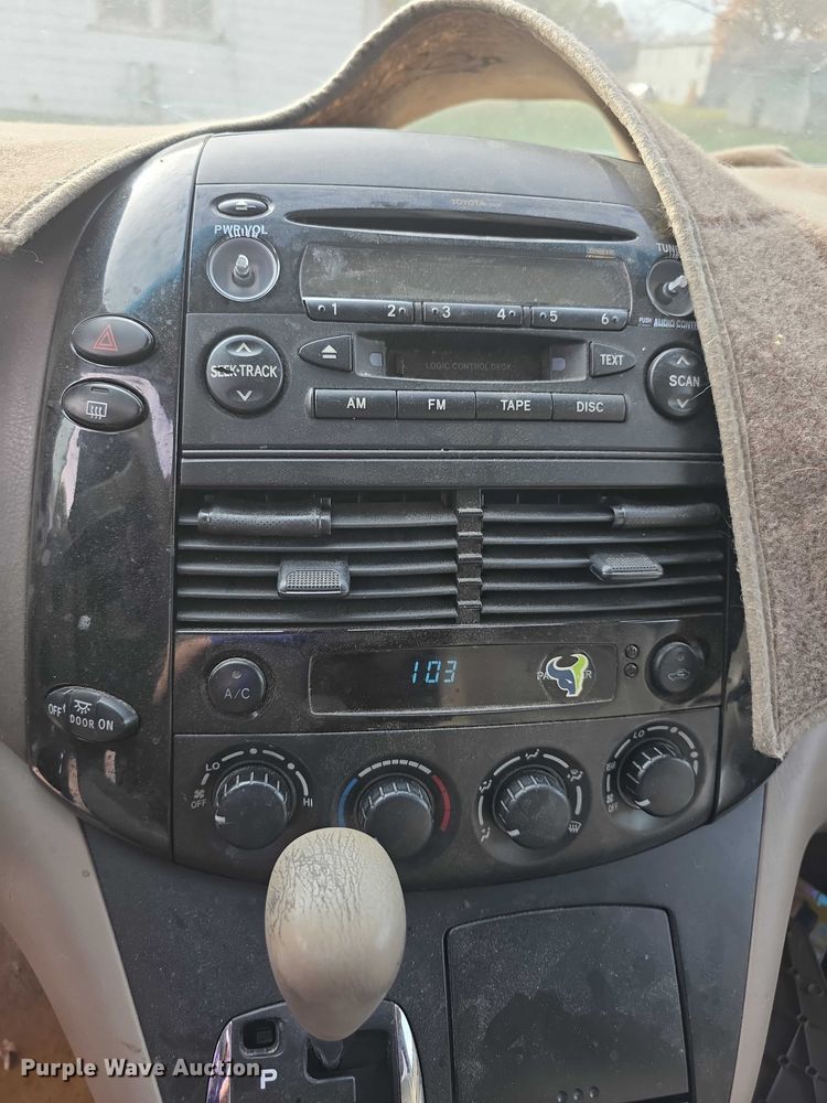 image for item FI0639 2004 Toyota Sienna LE van