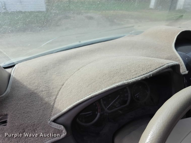 image for item FI0639 2004 Toyota Sienna LE van