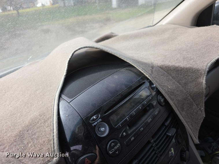 image for item FI0639 2004 Toyota Sienna LE van