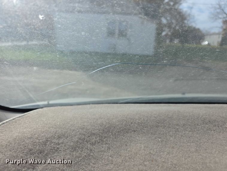 image for item FI0639 2004 Toyota Sienna LE van