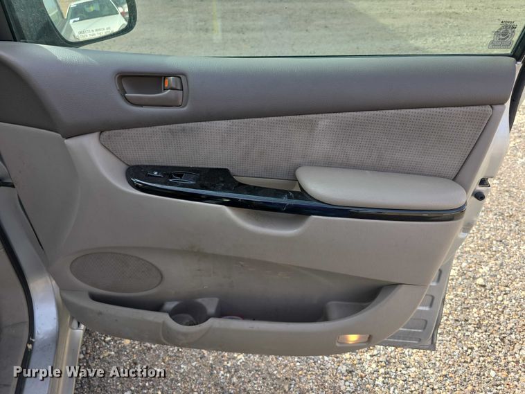 image for item FI0639 2004 Toyota Sienna LE van