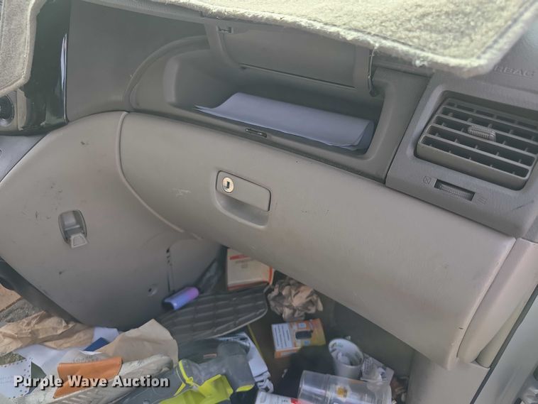 image for item FI0639 2004 Toyota Sienna LE van