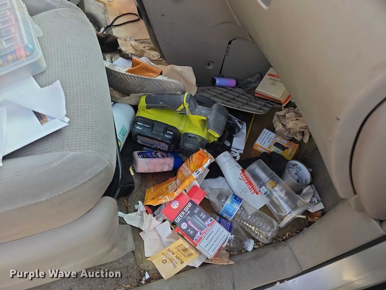 image for item FI0639 2004 Toyota Sienna LE van