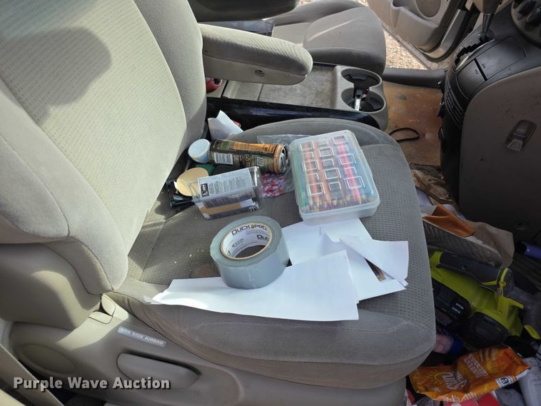 image for item FI0639 2004 Toyota Sienna LE van