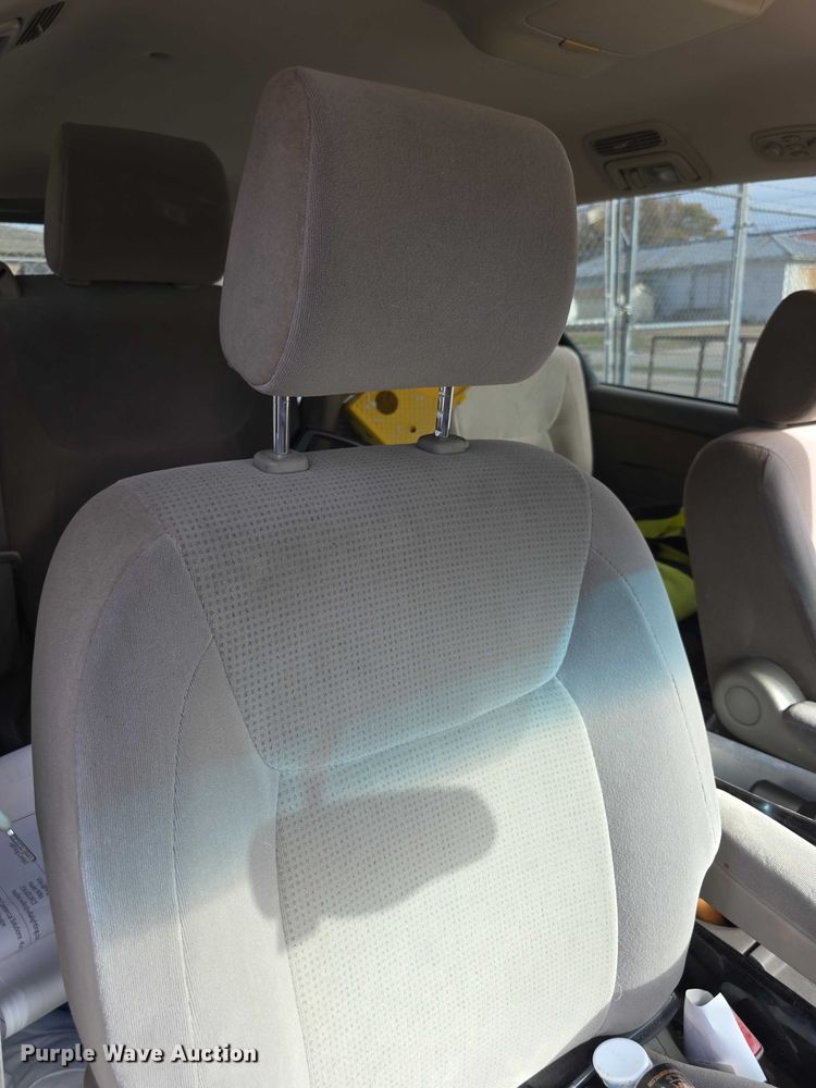 image for item FI0639 2004 Toyota Sienna LE van