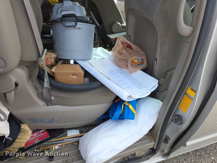 image for item FI0639 2004 Toyota Sienna LE van