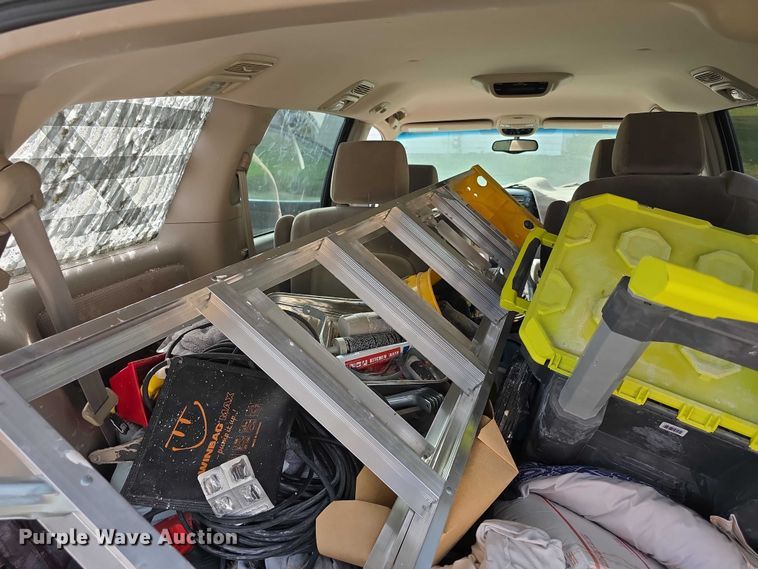 image for item FI0639 2004 Toyota Sienna LE van