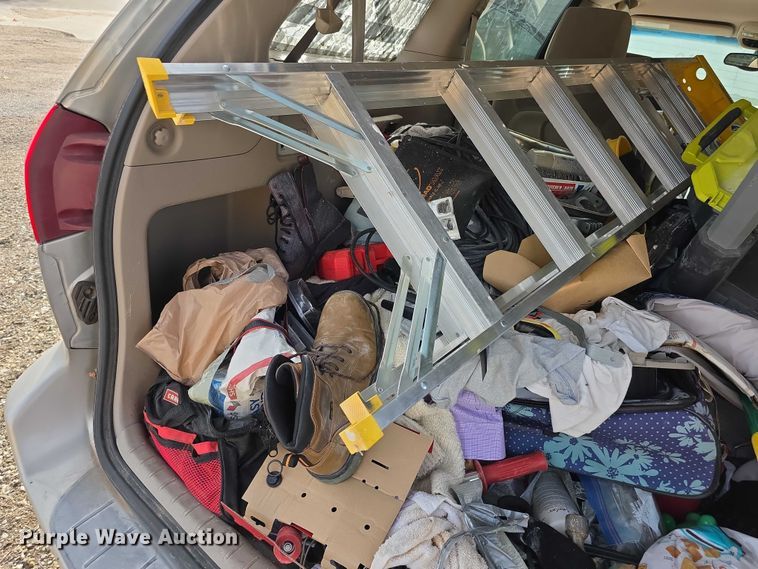 image for item FI0639 2004 Toyota Sienna LE van