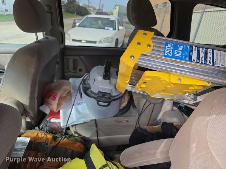 image for item FI0639 2004 Toyota Sienna LE van