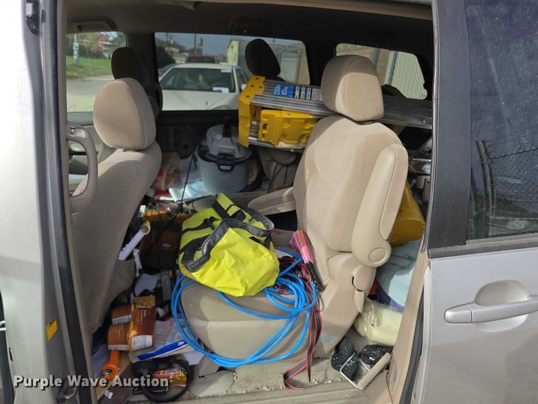 image for item FI0639 2004 Toyota Sienna LE van