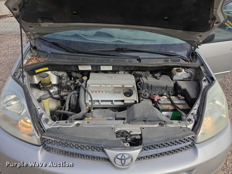 image for item FI0639 2004 Toyota Sienna LE van