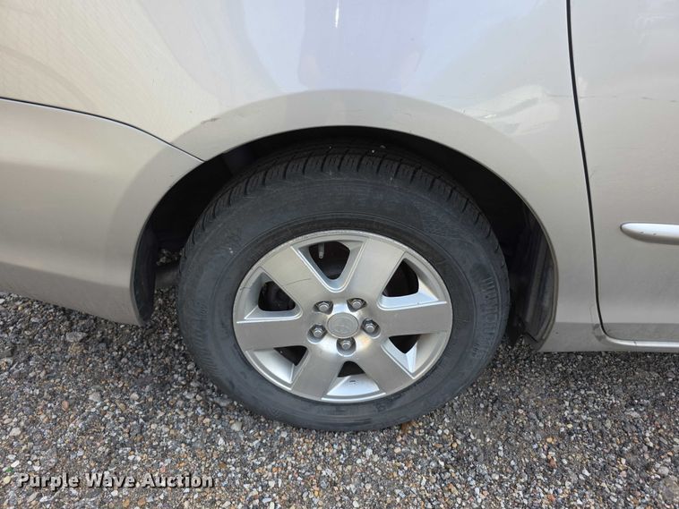 image for item FI0639 2004 Toyota Sienna LE van