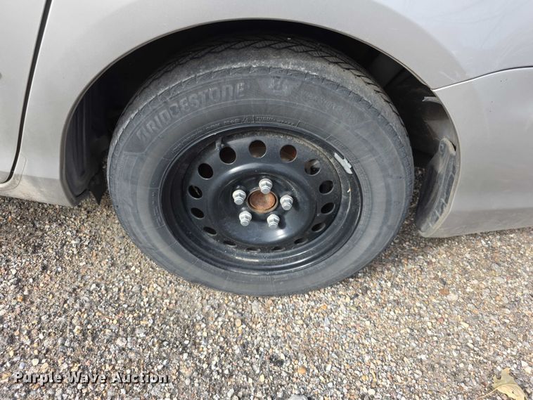 image for item FI0639 2004 Toyota Sienna LE van