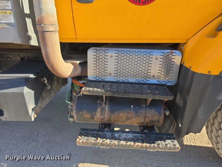 image for item FI0712 2006 IH 7600 dump truck