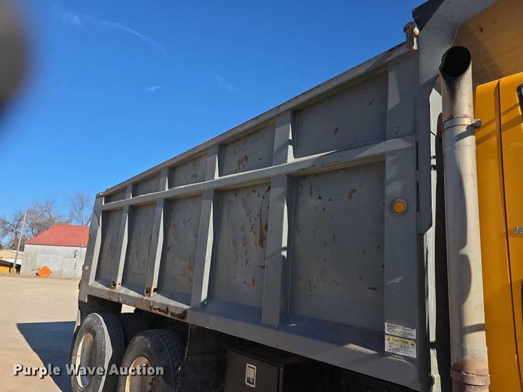 image for item FI0712 2006 IH 7600 dump truck