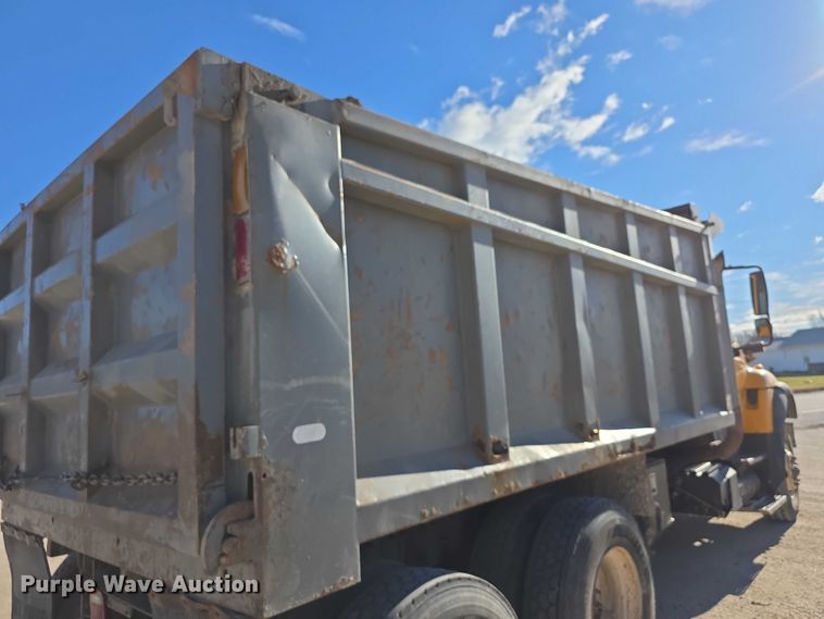 image for item FI0712 2006 IH 7600 dump truck