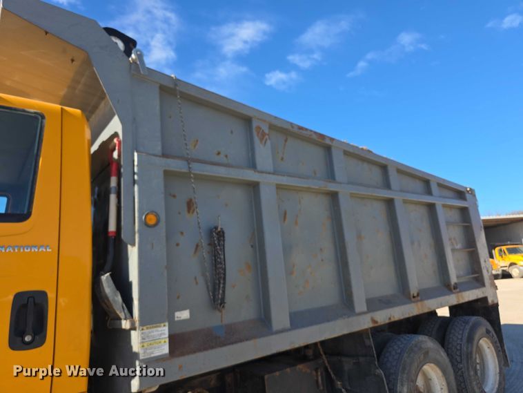 image for item FI0712 2006 IH 7600 dump truck