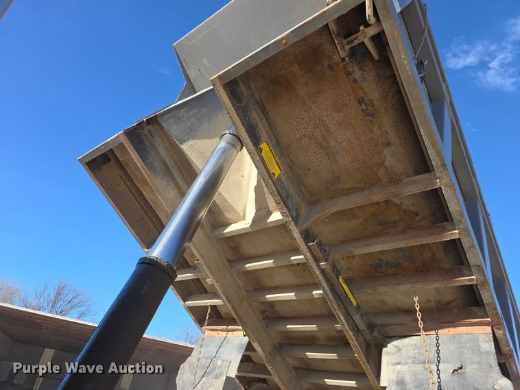 image for item FI0712 2006 IH 7600 dump truck