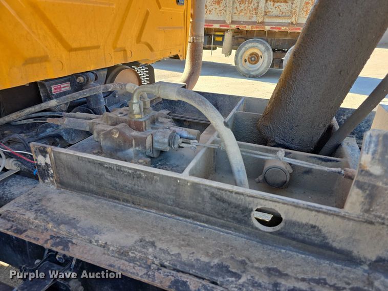 image for item FI0712 2006 IH 7600 dump truck