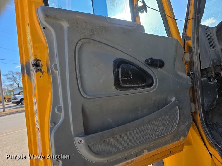 image for item FI0712 2006 IH 7600 dump truck