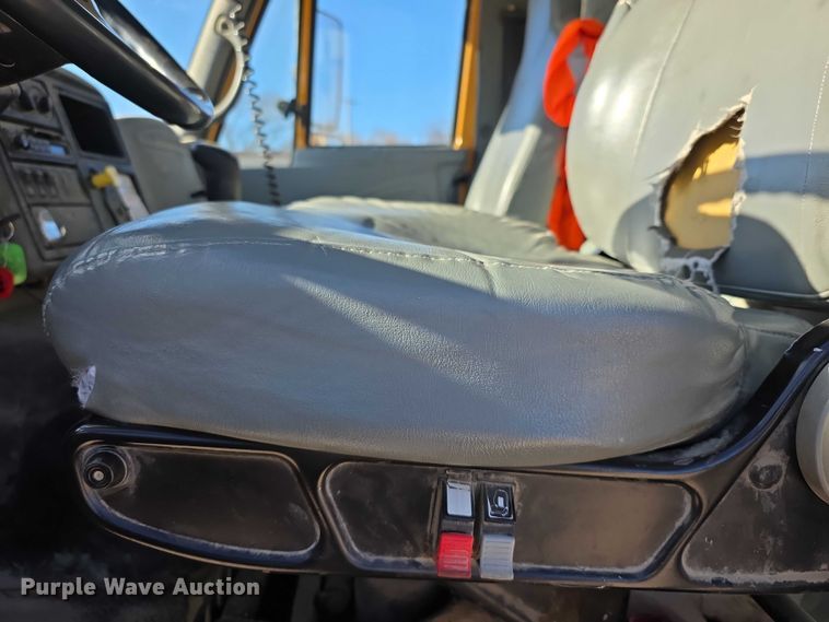 image for item FI0712 2006 IH 7600 dump truck