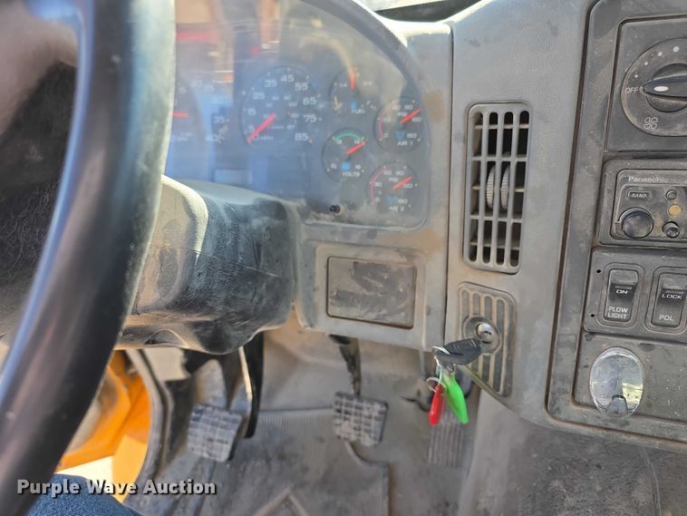 image for item FI0712 2006 IH 7600 dump truck