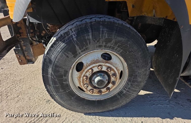 image for item FI0712 2006 IH 7600 dump truck