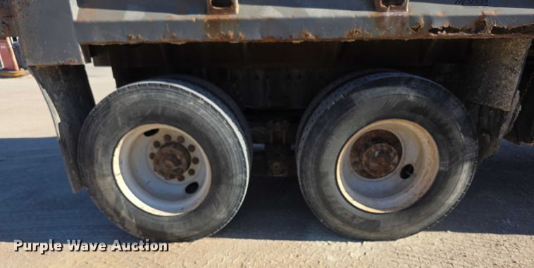 image for item FI0712 2006 IH 7600 dump truck