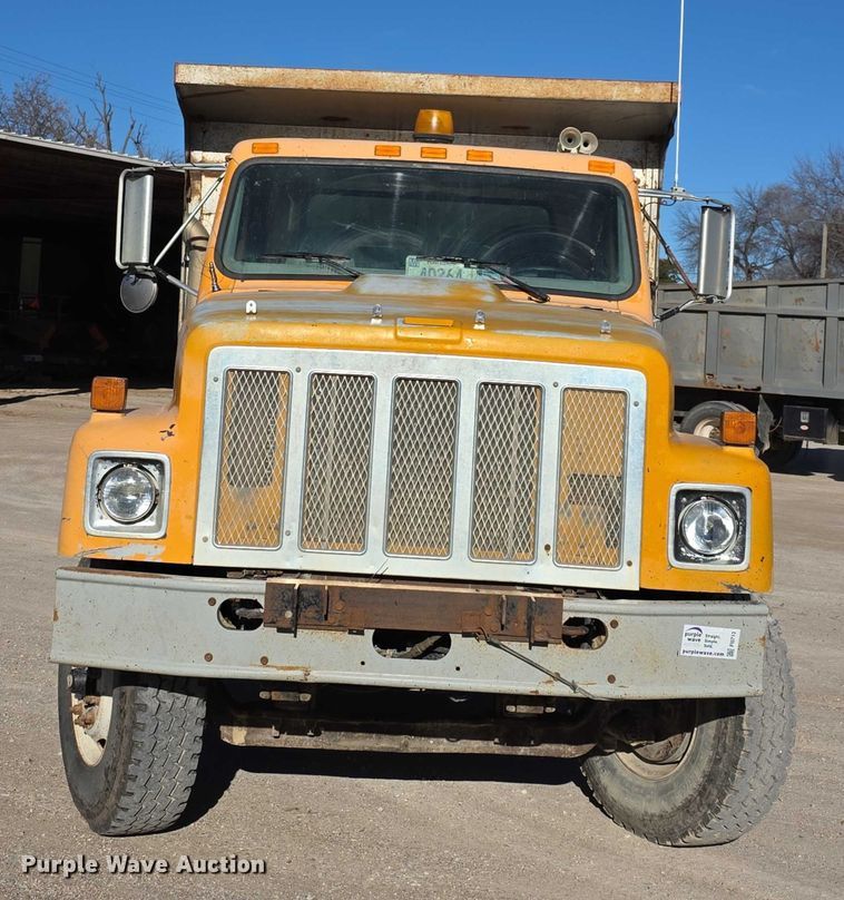 image for item FI0713 2002 International 2574 dump truck