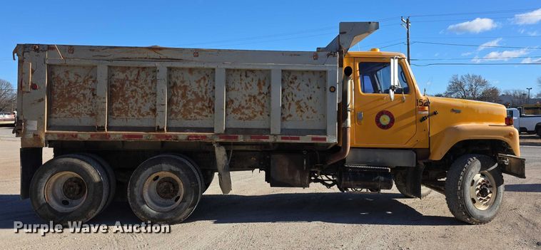 image for item FI0713 2002 International 2574 dump truck