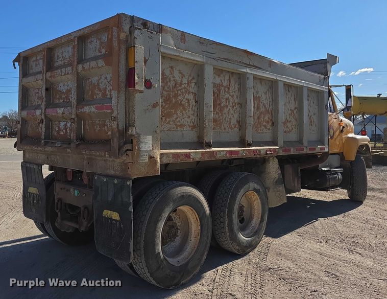 image for item FI0713 2002 International 2574 dump truck