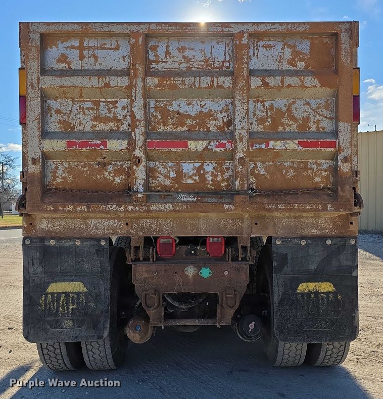 image for item FI0713 2002 International 2574 dump truck