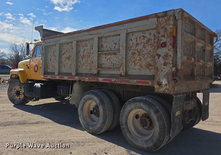 image for item FI0713 2002 International 2574 dump truck