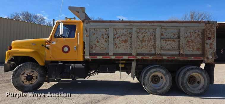 image for item FI0713 2002 International 2574 dump truck