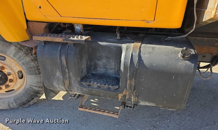 image for item FI0713 2002 International 2574 dump truck