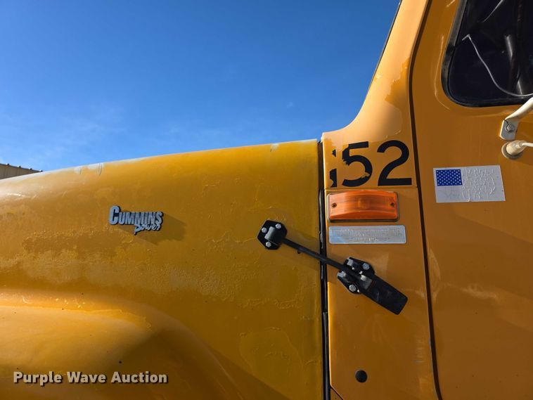 image for item FI0713 2002 International 2574 dump truck