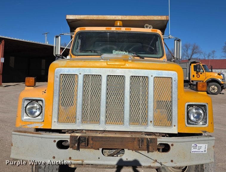 image for item FI0713 2002 International 2574 dump truck