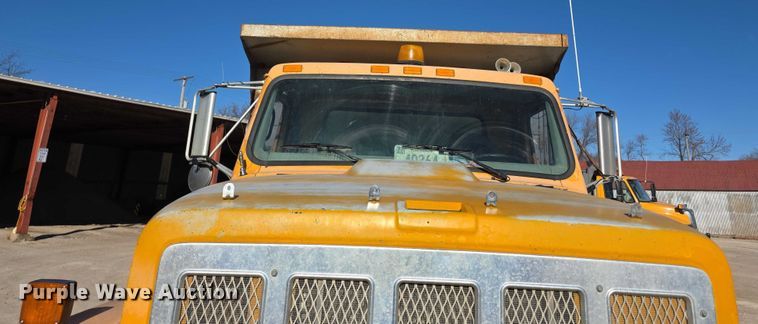 image for item FI0713 2002 International 2574 dump truck