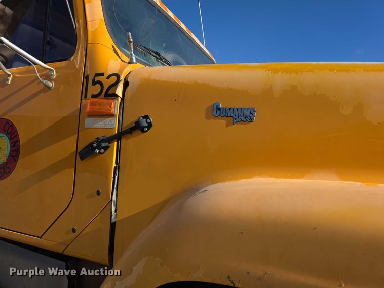 image for item FI0713 2002 International 2574 dump truck